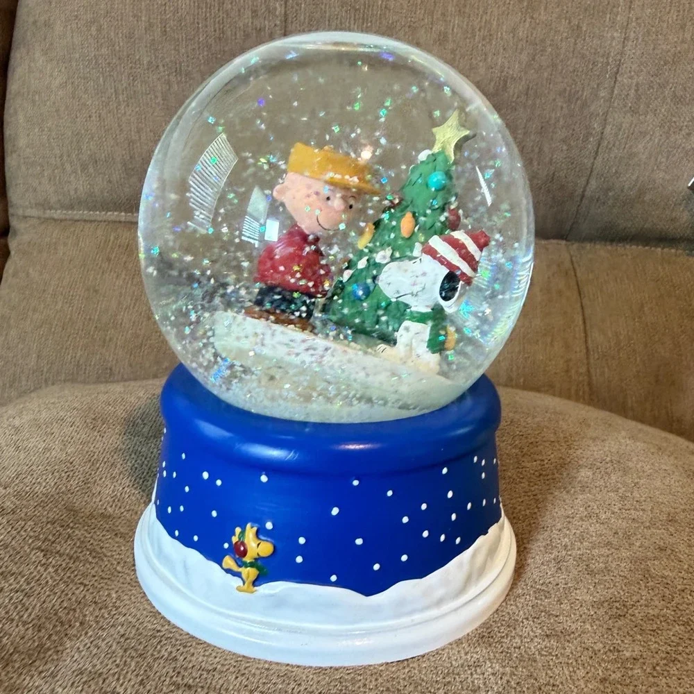 Hallmark Peanuts Musical Snow Globe Charlie Brown Snoopy Christmas Globe 200's